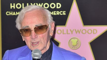 Charles Aznavour, lors de l'inauguration de son étoile sur le célèbre Walk of Fame à Los Angeles (États-Unis), le 24 août 2017. (FREDERIC J. BROWN / AFP)