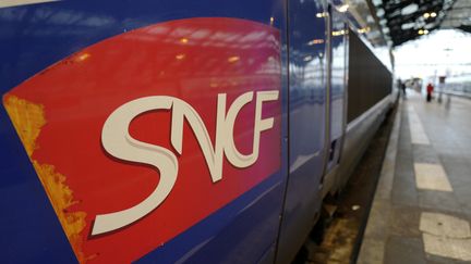 Image d'un TGV à quai, à la gare de Lyon à Paris.&nbsp; (LUDOVIC MARIN / AFP)