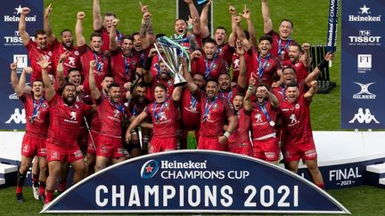 Les joueurs du Stade Toulousain&nbsp;sur le podium de la Champions Cup après leur victoire en finale contre La Rochelle à Twickenham, samedi 22 mai 2021. (MI NEWS / NURPHOTO / AFP)