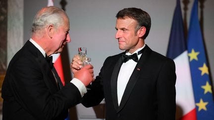 Le roi Charles III et Emmanuel Macron lors du dîner d'Etat au château de Versailles (Yvelines), le 20 septembre 2023. (DANIEL LEAL / AFP)