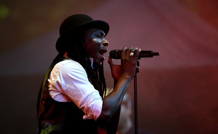 Le dandy chic Faada Freddy sur scéne à Cognac au festival Blues Passions.
 (Guillaume Souvant /AFP)