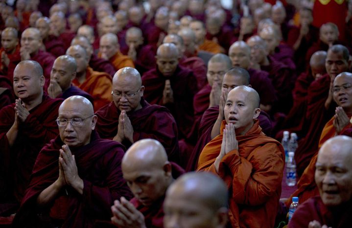 Wirathu (à droite) lors d'une cérémonie bouddhiste près de Rangoun, capitale de la Birmanie, le 27 juin 2013. (AP - Gemunu Amarasinghe)