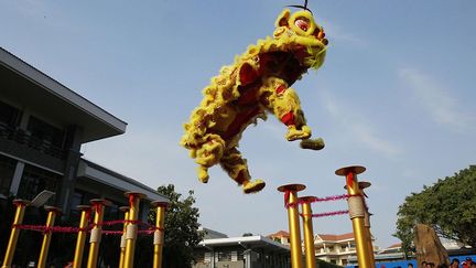 ni chèvres ni moutons à l’intérieur de l'ambassade de Chine à Phnom Penh. Cette fois, ce sont des lions qui mènent la fête.
 
 
 (AP Photo/Heng Sinith)