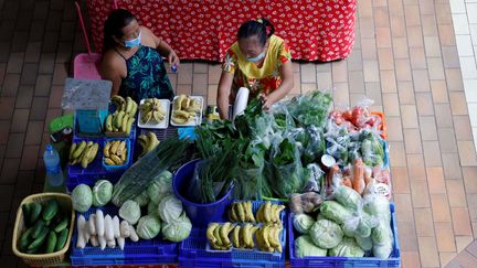 Au marché central de Papeete, les&nbsp;emballages en papier devraient bientôt&nbsp; remplacer les sacs en plastique. Illustration. (LUDOVIC MARIN / AFP)