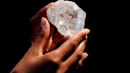 Le diamant "Lesedi La Rona" ("notre lumière", en tqwana, la langue du Botswana), présenté à Sotheby's, à New York, le 4 mai 2016.&nbsp; (LUCAS JACKSON / REUTERS)