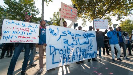 Des partisans du droit d'asile d&eacute;filent &agrave; Paris, le 8 septembre 2015. (SERGE TENANI / CITIZENSIDE.COM / AFP)