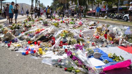 Fleurs et objets déposés en hommage aux victimes de l'attentat de Nice, sur la promenade des Anglais, le 18 juillet 2016. (ERICK GARIN / CITIZENSIDE / AFP)