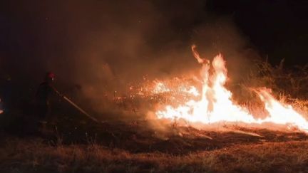 Si l'incendie en Ardèche est maintenant fixé, jeudi 28 juillet, les pompiers restent mobilisés sur des terrains difficiles d'accès.&nbsp; (CAPTURE ECRAN FRANCE 2)