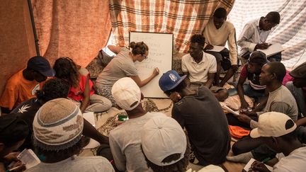 Une &eacute;cole provisoire organis&eacute;e &agrave; Vintimille pour les migrants, &agrave; la fronti&egrave;re franco-italienne, le 25 juin 2015. (MAX CAVALLARI / NURPHOTO)