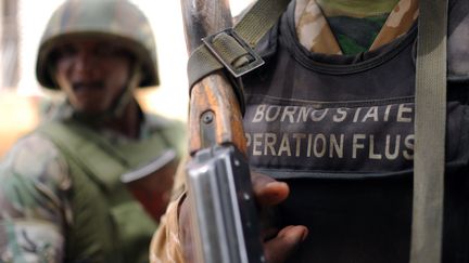 Des soldats nig&eacute;rians &agrave; Maiduguri, capitale de l'Etat du Borno (Nigeria), le 6 juin 2013. (QUENTIN LEBOUCHER / AFP)