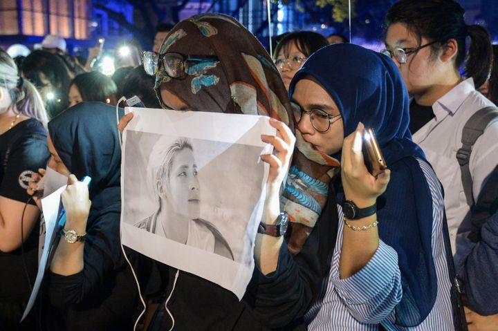 Des fans pleurent la mort de Kim Jong-hyun, le chanteur du groupe de K-pop SHINee, à Kuala Lumpur (Malaisie), le 21 décembre 2017. (ZAHIM MOHD / AFP)