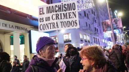 Le 25 novembre 2022, une manifestante madrilène brandit une pancarte avec écrit "le machisme est un crime contre tous" durant une mobilisation contre les violences faites aux femmes. (OSCAR GONZALEZ / NURPHOTO)