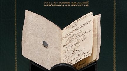 Un livre miniature de Charlotte Brontë dévoilé à New York (TIMOTHY A. CLARY / AFP)