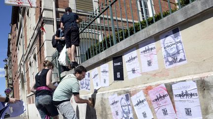 Des militants d'Act Up collent des tracts et r&eacute;pandent un produit simulant du sang devant la Fondation J&eacute;r&ocirc;me-Lejeune,&nbsp;le 4 ao&ucirc;t 2013, &agrave; Paris . (BERTRAND GUAY / AFP)