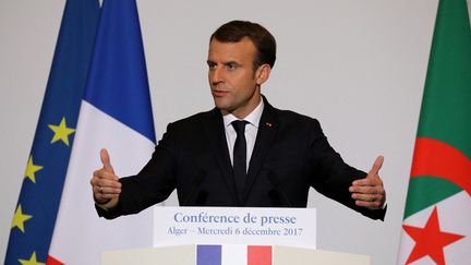 Le président français Emmanuel Macron tient une conférence de presse à l'hôtel&nbsp;El Aurassi, à Alger, le 6 décembre 2017. (LUDOVIC MARIN / AFP)