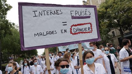 Une manifestation d'internes en médecine à Paris, le 19 juin 2021. (PHILIPPE DE POULPIQUET / MAXPPP)