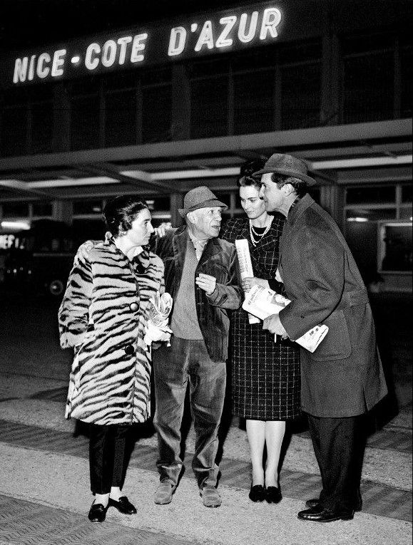 Décembre 1963 : Picasso et sa femme Jacqueline avec Dominguin et son épouse, Lucia Bose, à l'aéroport de Nice.
 (LEBOJ / AFP)