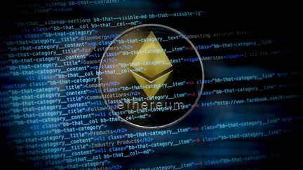 Illustration de la cryptomonnaie Ether, qui, associée&nbsp;à la&nbsp;"blockchain" Ethereum, permet de réaliser des transactions, notamment celles des "NFT". (JAAP ARRIENS / NURPHOTO)