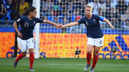 Amel Majri est désormais éloignée d'Amandine Henry en équipe de France (FRANCK FIFE / AFP)