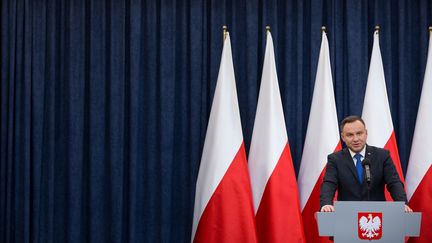 Le président de la Pologne,&nbsp;Andrzej Duda, annonce la promulgation d'une loi controversée sur la Shoah, au palais présidentiel à Varsovie, le 6 février 2018. (MATEUSZ WLODARCZYK / AFP)