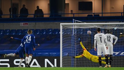 Les Rennais observent Timo Werner inscrire son deuxième penalty de la partie. (DYLAN MARTINEZ / POOL)