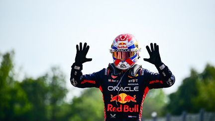 Max Verstappen célèbre son record de dix victoires consécutives en F1 à l'arrivée du Grand Prix d'Italie, à Monza, le 3 septembre 2023. (BEN STANSALL / AFP)