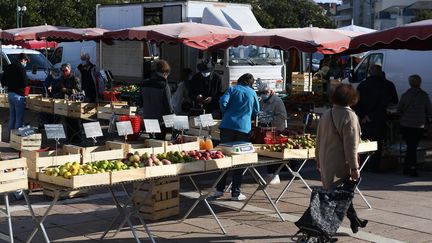 Un marché de fruits et de légumes de producteurs à Angers, le 31 octobre 2020. Photo d'illustration. (JOSSELIN CLAIR / MAXPPP)