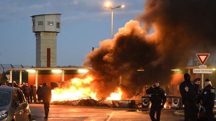 Des gardiens bloquent l'accès à la prison de Vendin-le-Veil (Nord) le 16 janvier 2018, après l'attaque de Christian Ganczarski contre des surveillants. (FRANCOIS LO PRESTI / AFP)