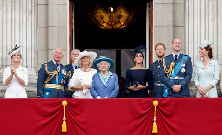 La famille royale britannique lors du centenaire de la Royal Air Force au palais de Buckingham, à Londres (Royaume-Uni), le 10 juillet 2018. (MAX MUMBY/INDIGO / GETTY IMAGES EUROPE)