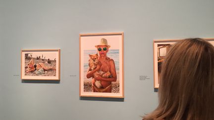 Une visiteuse à&nbsp;l'exposition "Only Human" de Martin Parr à la National Portrait Gallery, le 31 mars 2019. (Laure Narlian / Franceinfo)