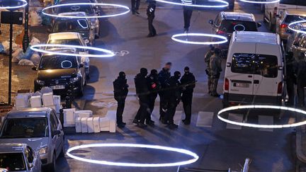 Des policiers participent à une perquisition, le 20 décembre 2015, à Bruxelles (Belgique). (NICOLAS MAETERLINCK / BELGA MAG / AFP)