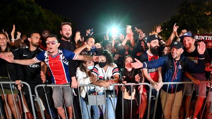 Les supporters du Paris Saint-Germain font la fête devant l'hôtel de l'équipe du PSG à Lisbonne le 18 août 2020 après la demi-finale de la Ligue des champions entre le RB Leipzig et le Paris Saint Germain. (FRANCK FIFE / AFP)