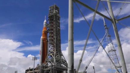 Après une première tentative avortée en début de semaine, la&nbsp;Nasa&nbsp;doit lancer sa&nbsp;méga-fusée&nbsp;Artemis&nbsp;dans l'espace, direction la Lune.&nbsp;Le journaliste Loïc de la Mornais était en direct de Cap Canaveral&nbsp;(Floride, États-Unis)&nbsp;dans le 13 Heures pour détailler les derniers préparatifs. (France 2)