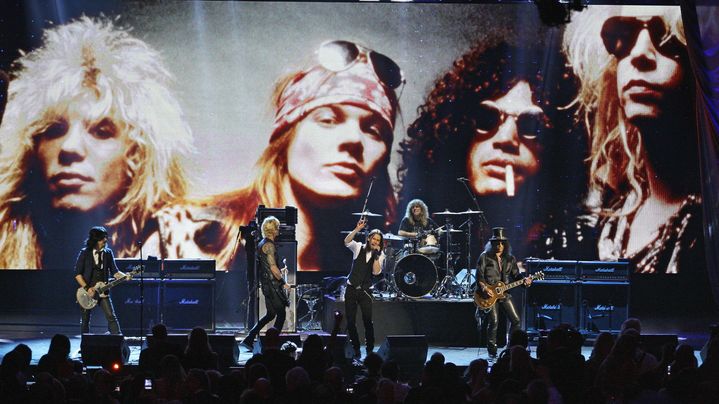 Les Guns N'Roses &agrave; Cleveland (Ohio), le 15 avril 2012. Lors de ce concert, le chanteur Myles Kennedy remplace Axl Rose, qui n'a pas souhait&eacute; son introduction au Rock and Roll Hall of&nbsp;Fame. (TONY DEJAK / AP / SIPA)