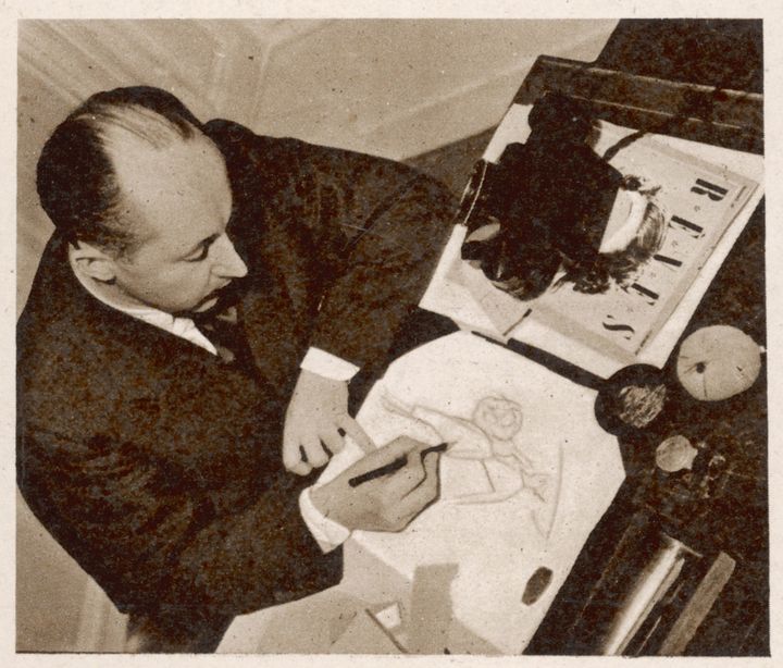 Chritian Dior dessinant un croquis (1948)
 (MARY EVANS/SIPA)