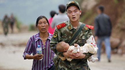  (Les militaires viennent en secours à la population de Ludian © REUTERS / China Daily)