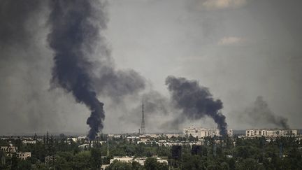 Les combats entre les Ukrainiens et les Russes à&nbsp;Severodonetsk, dans l'est de l'Ukraine, le 30 mai 2022. (ARIS MESSINIS / AFP)