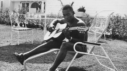 Pelé dans un moment de détente avec sa guitare, pendant la Coupe du monde au Mexique, en mai 1970 (PICTORIAL PARADE / ARCHIVE PHOTOS / GETTY IMAGES)