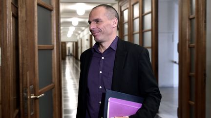 Le ministre des Finances grec, Yanis Varoufakis, arrive &agrave; une r&eacute;union minist&eacute;rielle au parlement grec, le 24 f&eacute;vrier 2015, &agrave; Ath&egrave;nes. (ARIS MESSINIS / AFP)