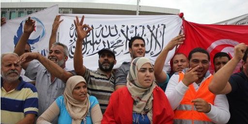 Des partisans du parti Ennahda célébrant à Tunis le 23 octobre 2012 le 1er anniversaire des élections à l'Assemblée constituante (AFP - FETHI BELAID )