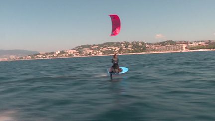 C’est l’un des sports nautiques à la mode sur les littoraux… Le kite surf fait de nombreux adeptes mais attention, la discipline n’est pas sans danger…Les sauveteurs doivent régulièrement porter secours à des pratiquants en difficulté. Des interventions délicates qui nécessitent une bonne connaissance du matériel et notamment de la voile gonflable. A Cannes, pour aider les secouristes, des pro du Kite surf leur ont prodigué quelques conseils…