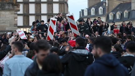 Rassemblement place Sainte-Anne à Rennes pour la réouverture des terrasses, le 19 mai 2021.&nbsp; (VINCENT MICHEL / MAXPPP)