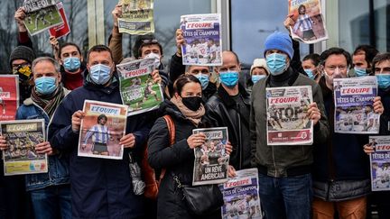 Des salariés en grève du journal "L'Equipe", le 13 janvier 2021 à Paris. (MARTIN BUREAU / AFP)