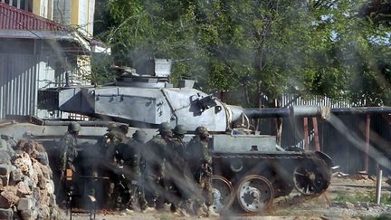 Des forces de s&eacute;curit&eacute; kenyanes montent la garde &agrave; Nairobi (Kenya), peu apr&egrave;s l'attaque contre l'universit&eacute; de Garissa, le 2 avril 2015. (ANADOLU AGENCY / AFP)