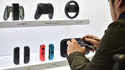 La nouvelle console Switch lors de sa présentation à Tokyo en janvier 2017.&nbsp; (KAZUHIRO NOGI / AFP)