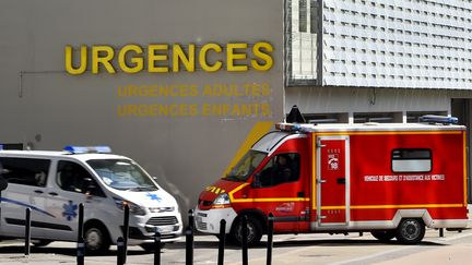 Une ambulance et un fourgon de pompiers devant l'entrée des urgences de Nantes (Loire-Atlantique), le 16 mars 2017. (LOIC VENANCE / AFP)