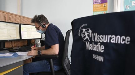 Un conseiller de la Caisse primaire d'assurance maladie (CPAM) à Strasbourg (Bas-Rhin), le 25 mai 2020.&nbsp; (FREDERICK FLORIN / AFP)