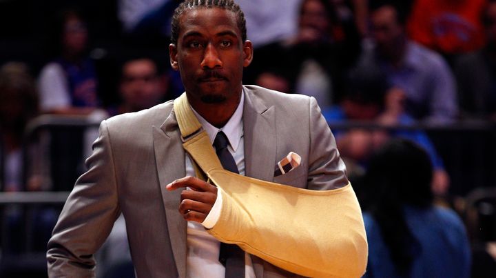 Le joueur des Knicks Amar'e Stoudemire, bless&eacute; au poignet apr&egrave;s avoir fracass&eacute; la vitre prot&eacute;geant un extincteur, le 3 mai 2012. (JEFF ZELEVANSKY / GETTY IMAGES NORTH AMERICA)