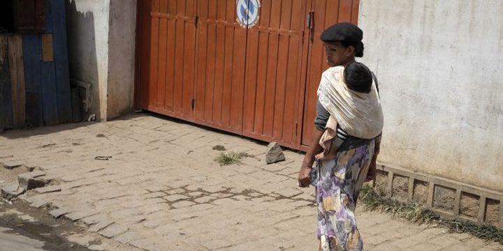 Une Malgache et son bébé dans les rues d'Antananarivo, la capitale, le 29 janvier 2017. (Binnur Ege Gurun / ANADOLU AGENCY)