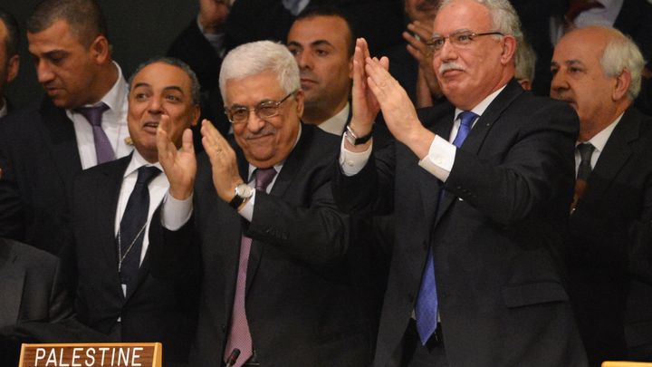 Le pr&eacute;sident de l'Autorit&eacute; palestinienne, Mahmoud Abbas, applaudit apr&egrave;s le vote approuvant la r&eacute;solution accordant le statut d'Etat observateur &agrave; la Palestine, le 29 novembre 2012 &agrave; l'ONU &agrave; New York. (STAN HONDA / AFP)